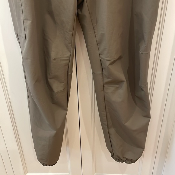 Patagonia Olive Green/Tan Pants—Many Zippered Pockets—Like New Condition—38 - Picture 4 of 12